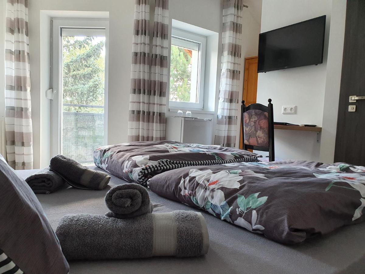 Monostor Panzio Bed and Breakfast Komárom Buitenkant foto