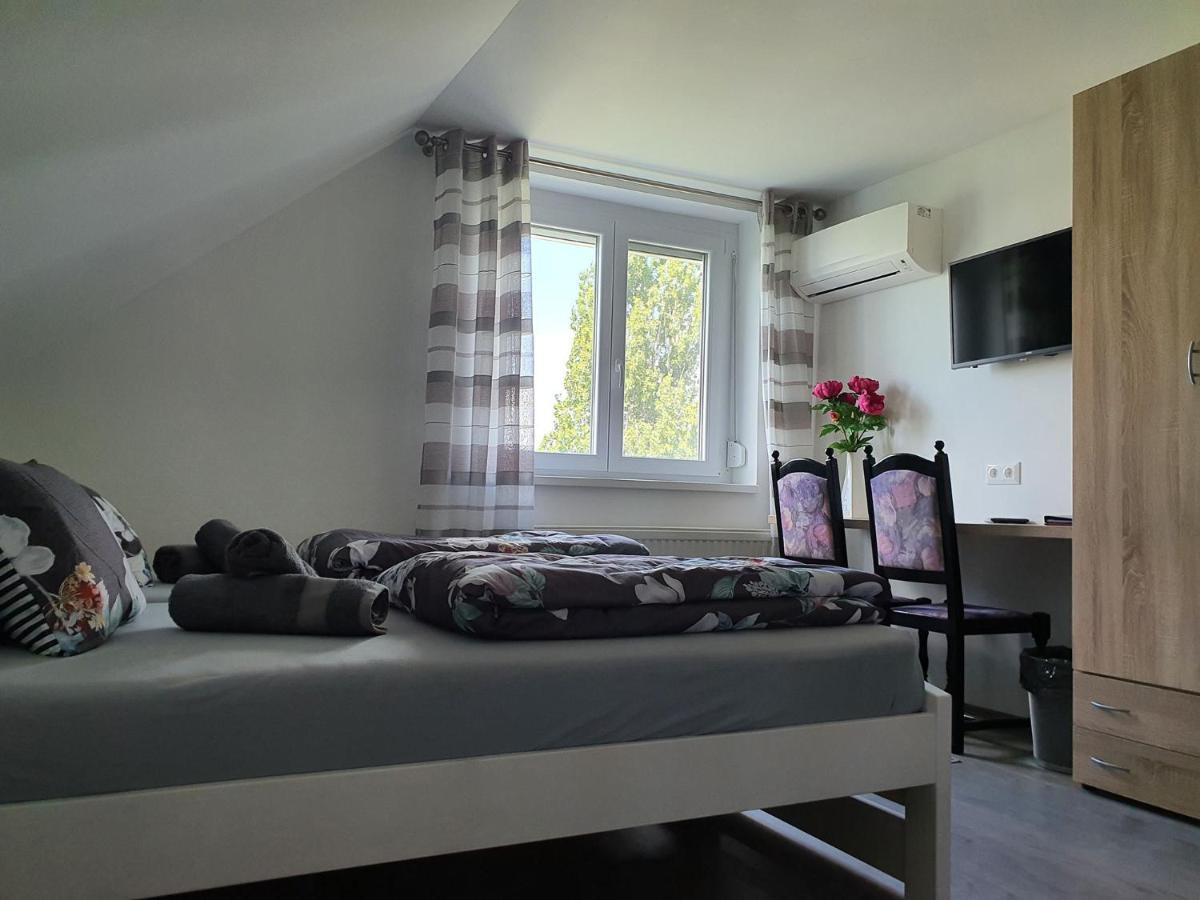 Monostor Panzio Bed and Breakfast Komárom Buitenkant foto