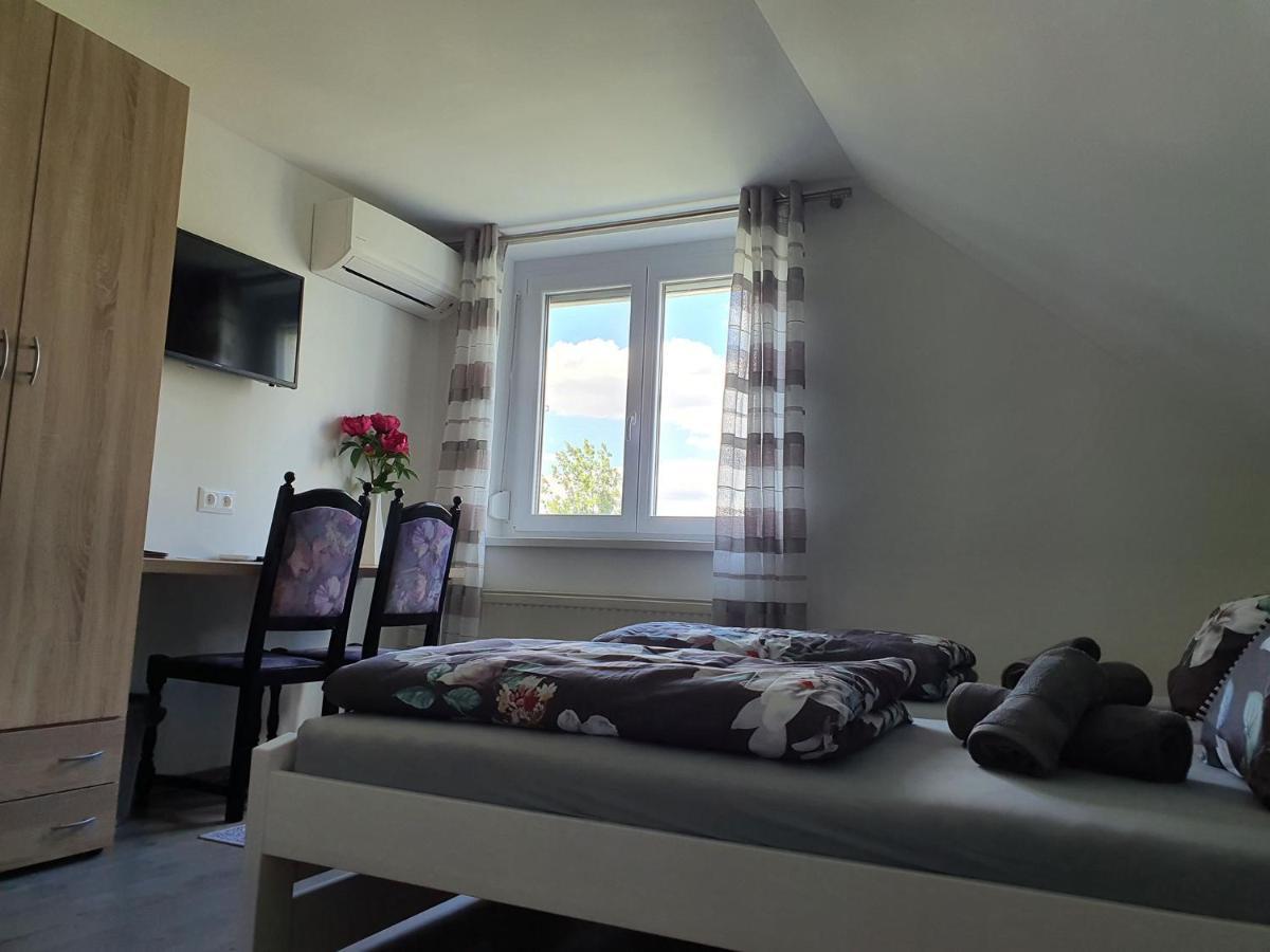 Monostor Panzio Bed and Breakfast Komárom Buitenkant foto